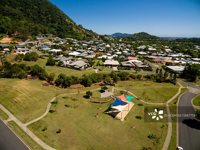 凯恩斯谢里登山带遮阳结构的公园航拍图片素材
