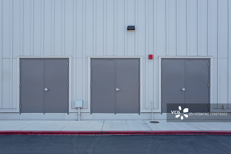灰色墙壁上的三扇灰色双开门图片素材