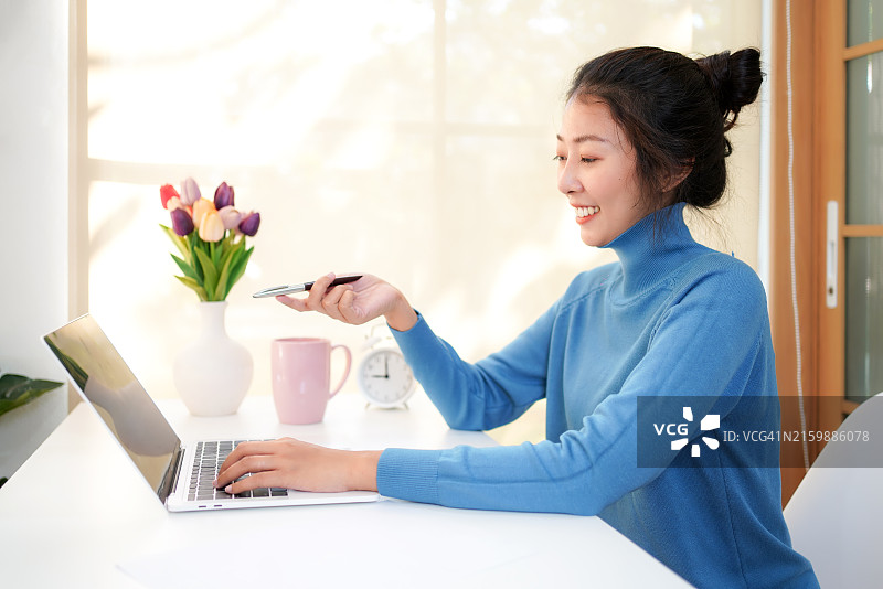 办公室场景：青年人使用笔记本电脑在线工作、会议图片素材