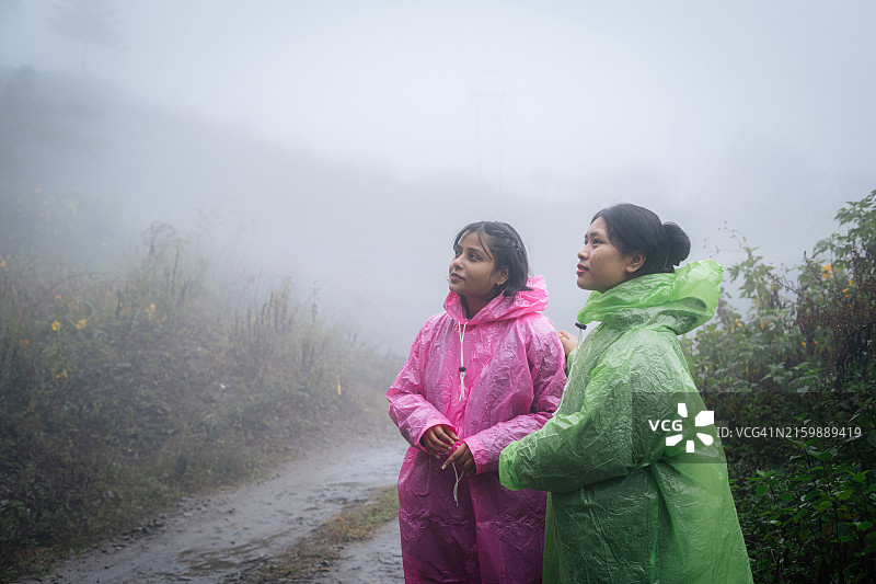 两个年轻女人享受雨天图片素材