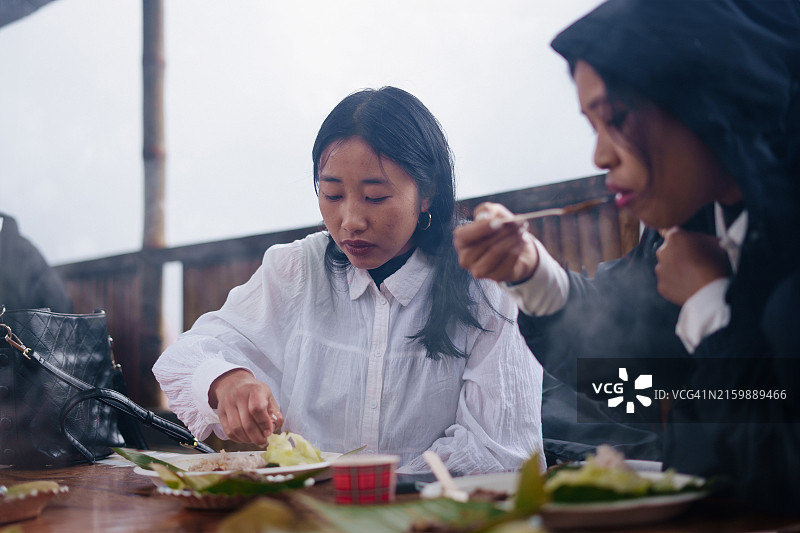 两位年轻女性在吃饭图片素材