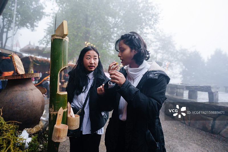 两位年轻女人在吃水果图片素材