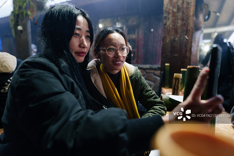 两位年轻女人自拍图片素材