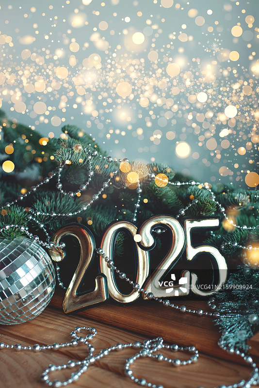 2025年新年圣诞节假日：带有圣诞树枝的纯色背景上的2025新年数字图片素材