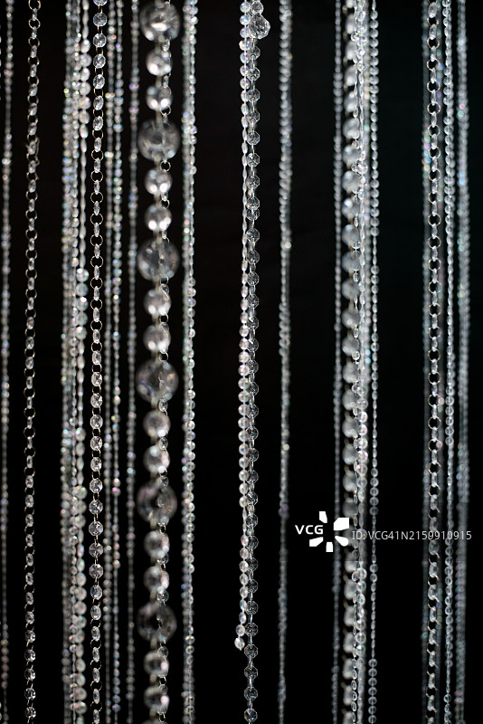 黑色背景上的水晶花环，节日背景，新年，圣诞节图片素材