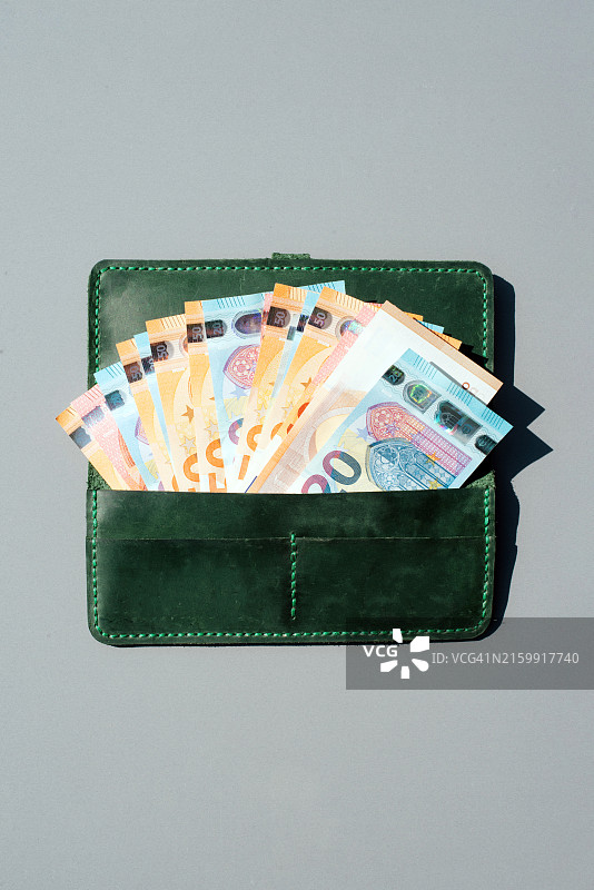 钱包里的欧元纸币：金融货币图片素材