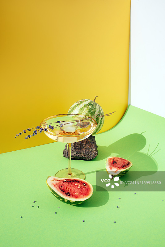 明亮背景下的薰衣草柠檬水图片素材