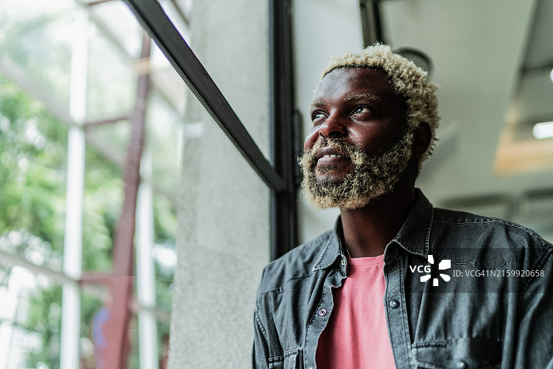 中年男人在图书馆沉思图片素材