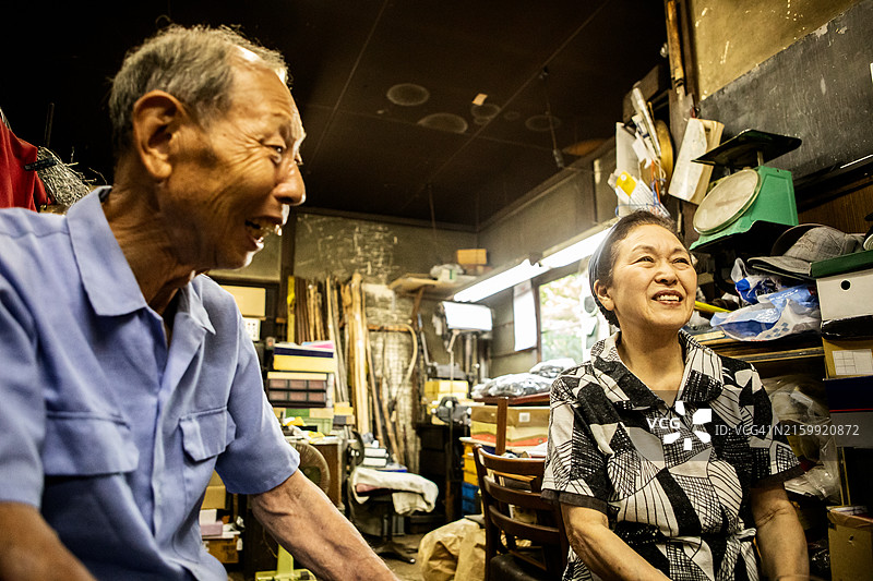 在金属加工店工作的老年工匠和他的妻子图片素材
