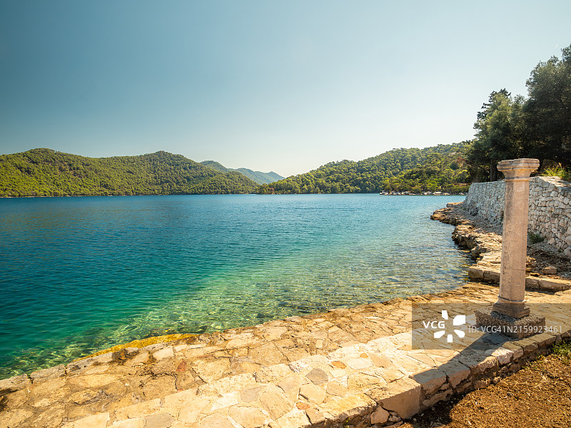 从圣玛丽岛看姆列特国家公园：碧蓝色湖水和林木葱郁的山丘，姆列特岛，杜布罗夫尼克-内雷特瓦县，达尔马提亚，克罗地亚图片素材