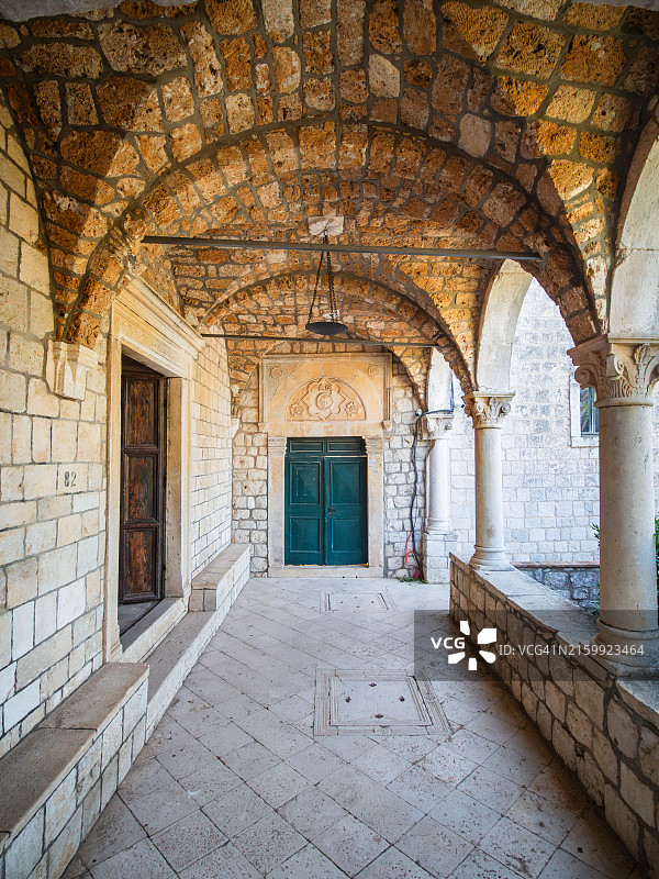 圣玛丽岛本笃会修道院的通道，位于姆列特国家公园最大的盐湖上，姆列特岛，杜布罗夫尼克-内雷特瓦县，达尔马提亚，克罗地亚图片素材