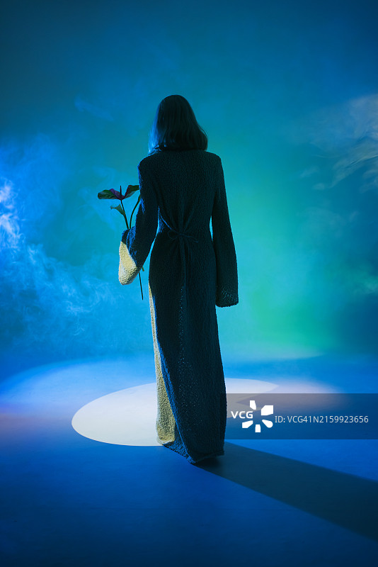 影棚女人与花，超现实主义霓虹光图片素材
