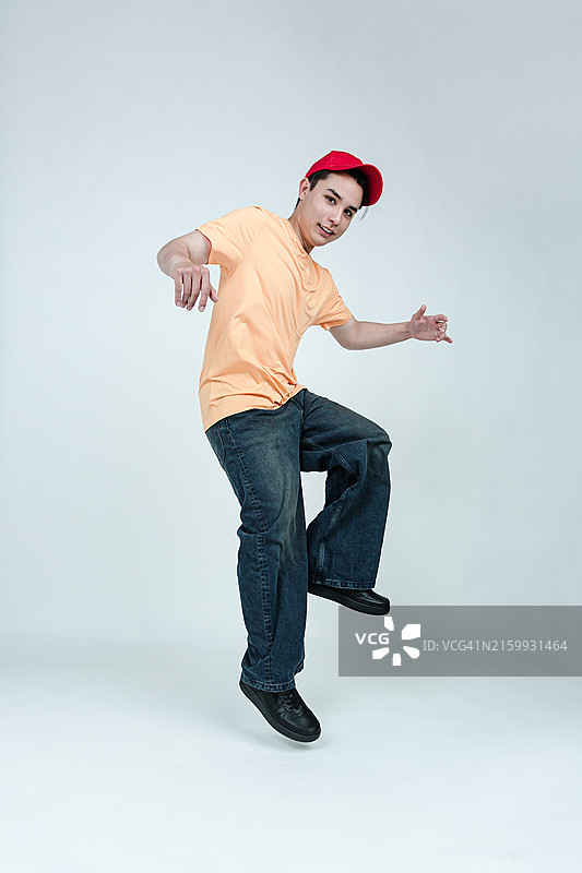 纯色背景上的酷 attitude 活力男士图片素材