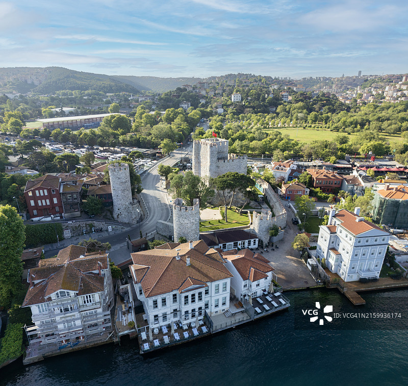 伊斯坦布尔Anadolu Hisari（阿纳多卢堡垒）和博斯普鲁斯海峡景观鸟瞰图。图片素材