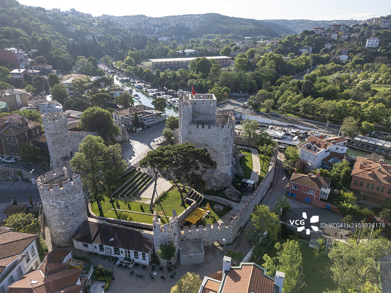 伊斯坦布尔Anadolu Hisari（阿纳多卢堡垒）和博斯普鲁斯海峡景观鸟瞰图。图片素材