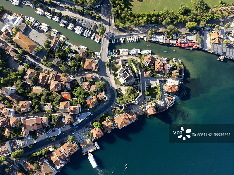 伊斯坦布尔Anadolu Hisari（阿纳多卢堡垒）和博斯普鲁斯海峡景观鸟瞰图。图片素材