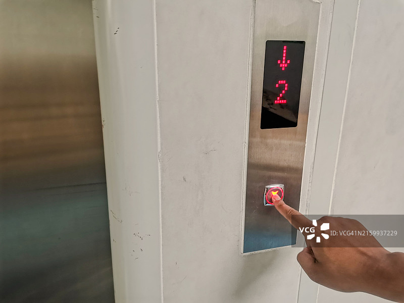 手和电梯图片素材