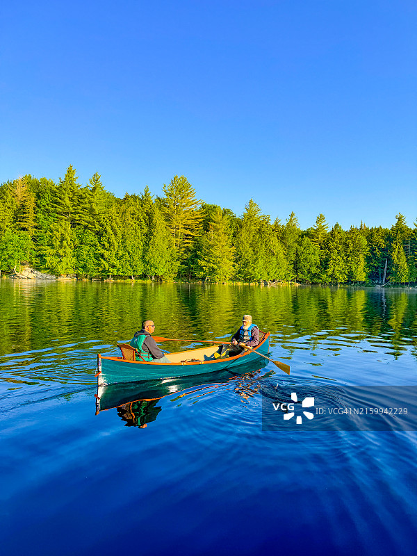 在导游船上的两个人，萨加莫尔湖图片素材