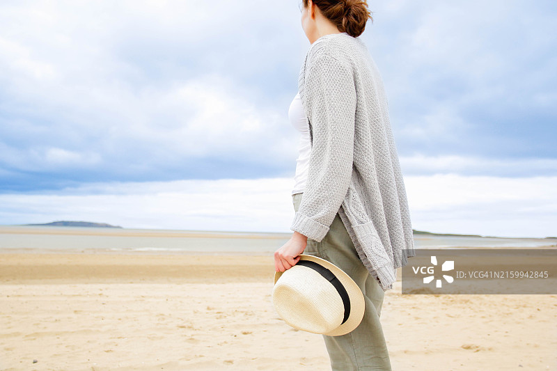 看向别处的女人图片素材