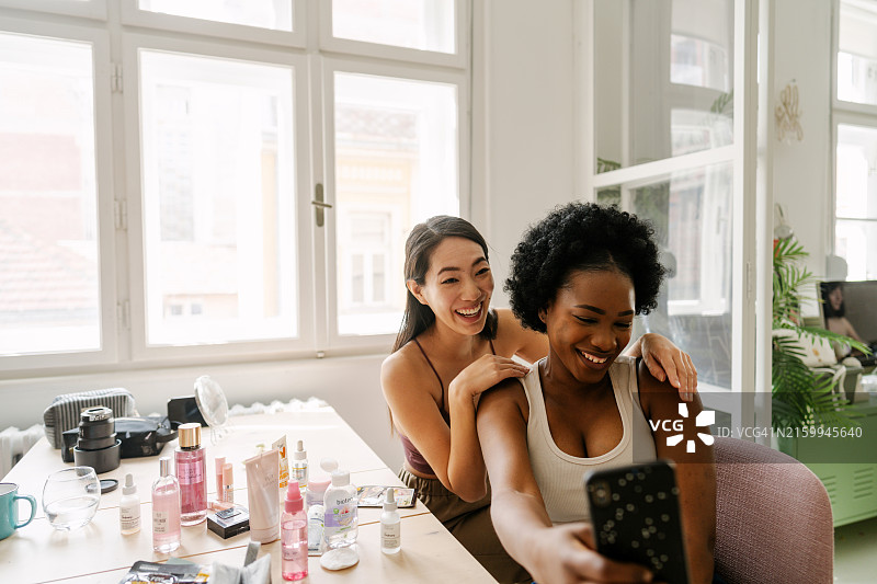 新款妆容自拍图片素材