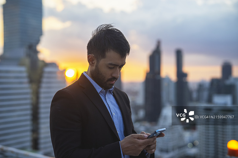 通过手机App管理网上银行的商人图片素材