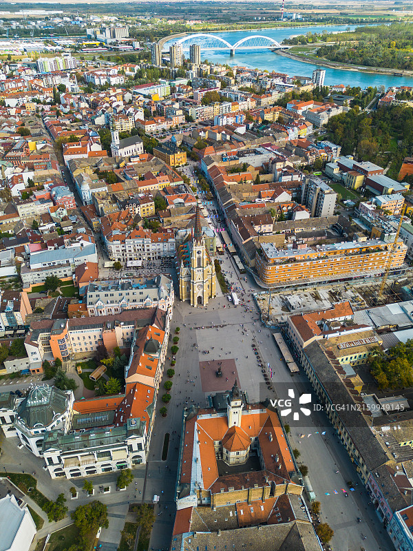 塞尔维亚诺维萨德老城中心的航拍景色图片素材