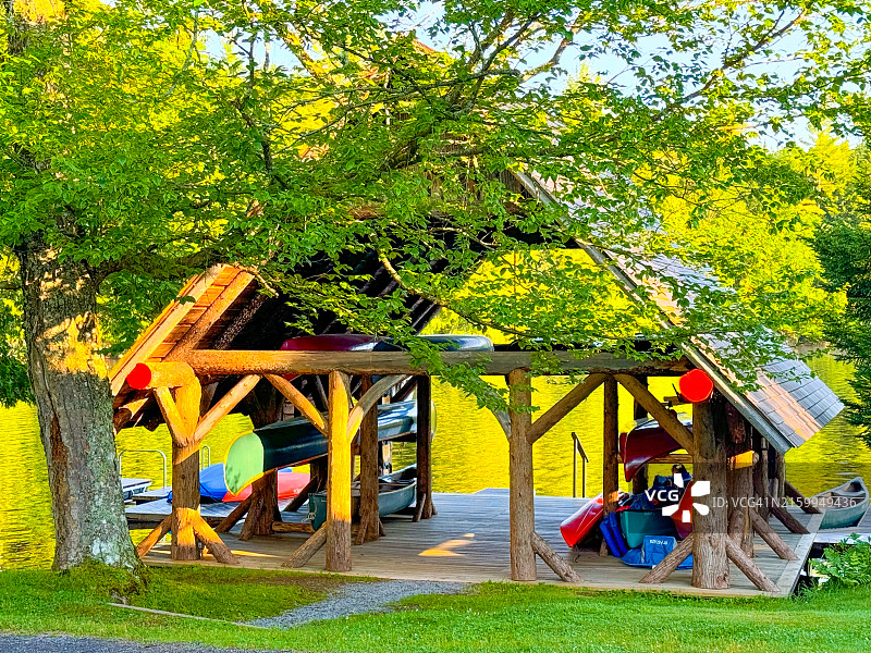 萨加莫尔湖上的乡村船屋图片素材