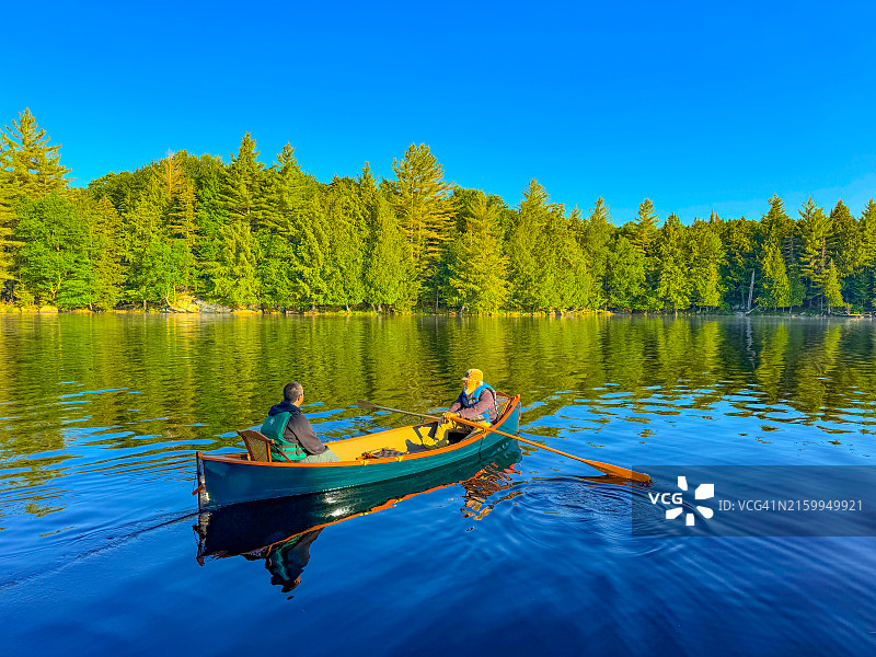 在导游船上的两个人，萨加莫尔湖图片素材