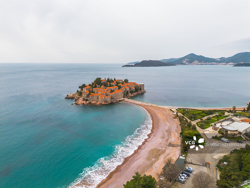 黑山布德瓦市亚得里亚海 coast Sveti Stefan镇鸟瞰图片素材