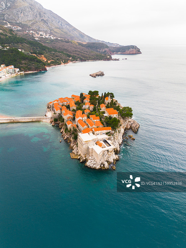 黑山布德瓦市的圣斯特凡镇亚得里亚海海岸鸟瞰图片素材