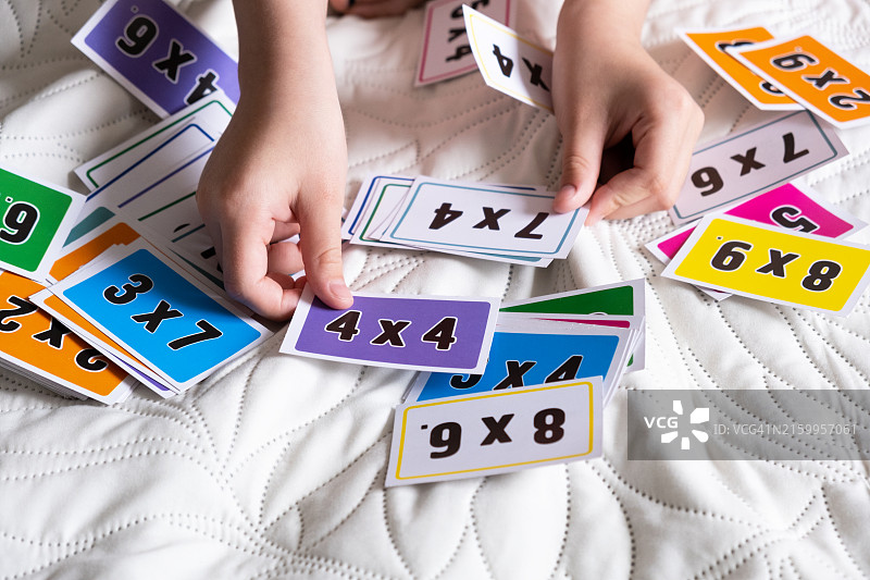 小女孩用卡片学习乘法表图片素材