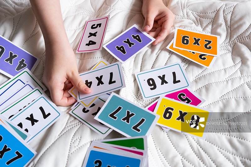 小女孩用卡片学习乘法表图片素材