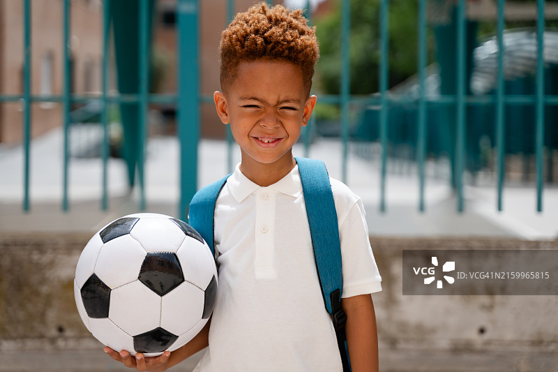 放学后拿着足球的年轻女学生图片素材