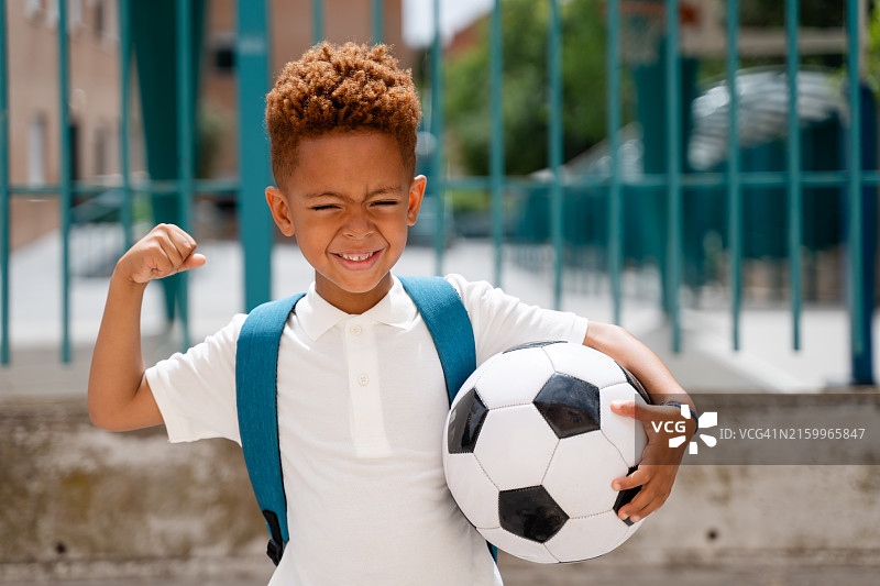 放学后展示肌肉的强壮学生图片素材