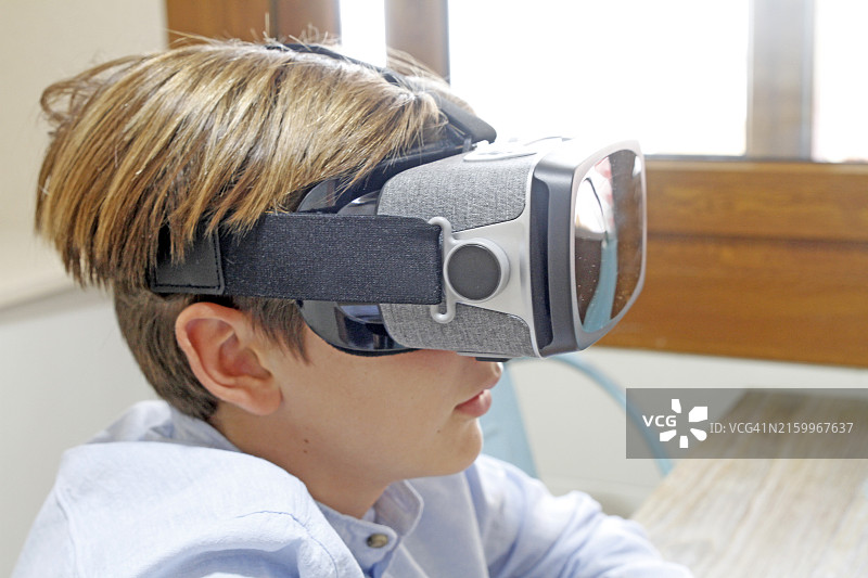 男孩佩戴VR眼镜图片素材