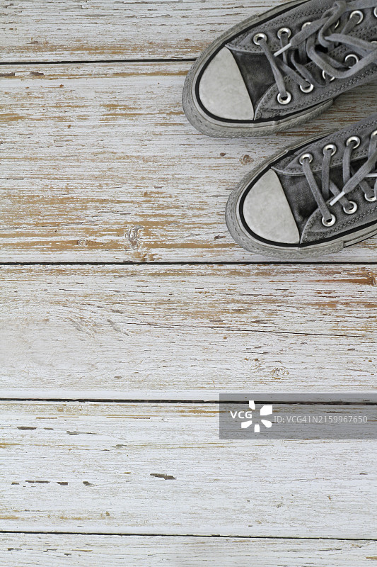 带复制空间的灰色运动鞋俯视图图片素材