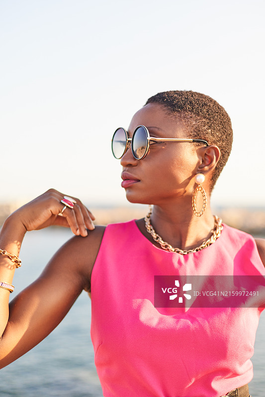 粉色连衣裙短发黑人时尚模特肖像图片素材