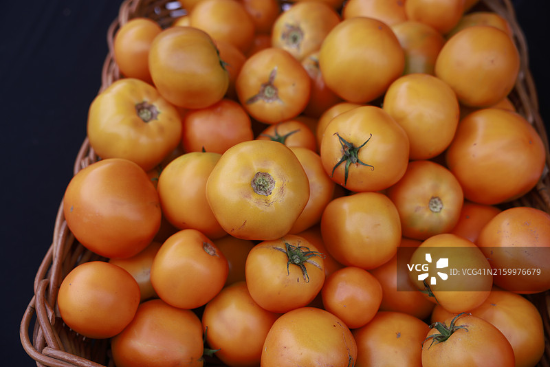 农贸市场上，桌子上待售的番茄图片素材
