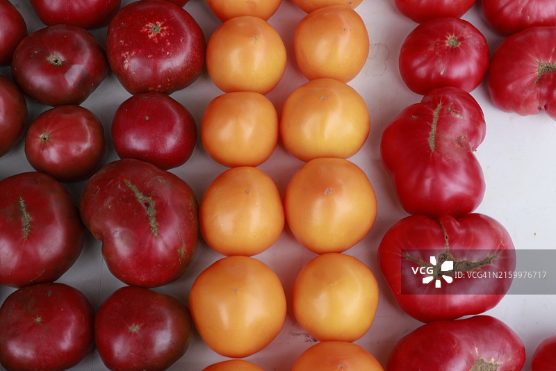 农贸市场桌子上卖西红柿图片素材