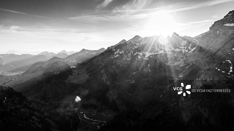瑞士阿尔卑斯山的日落航拍图片素材
