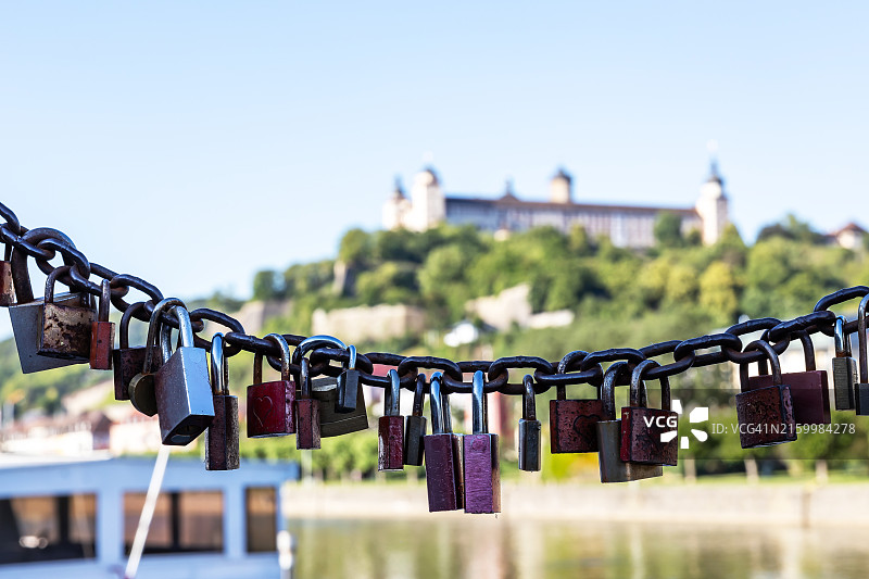 维尔茨堡老城区的爱情锁，背景是马里恩贝格要塞（德国巴伐利亚）图片素材