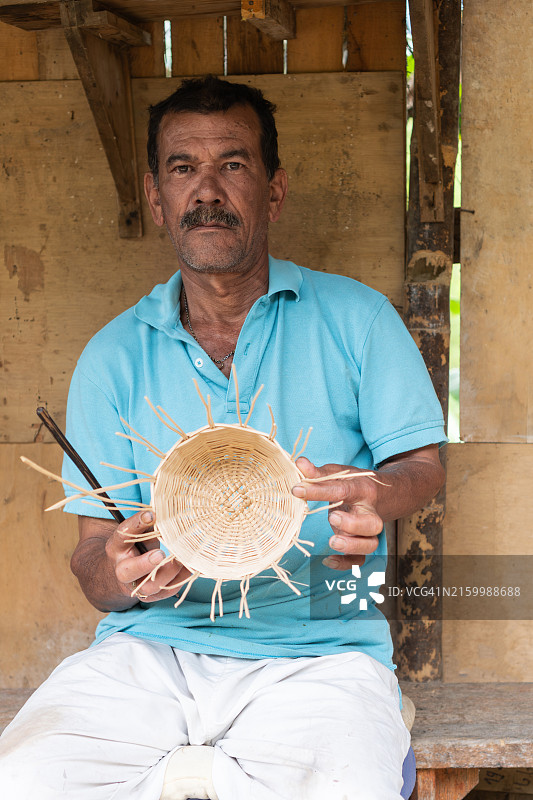 展示手工柳条筐的工匠图片素材