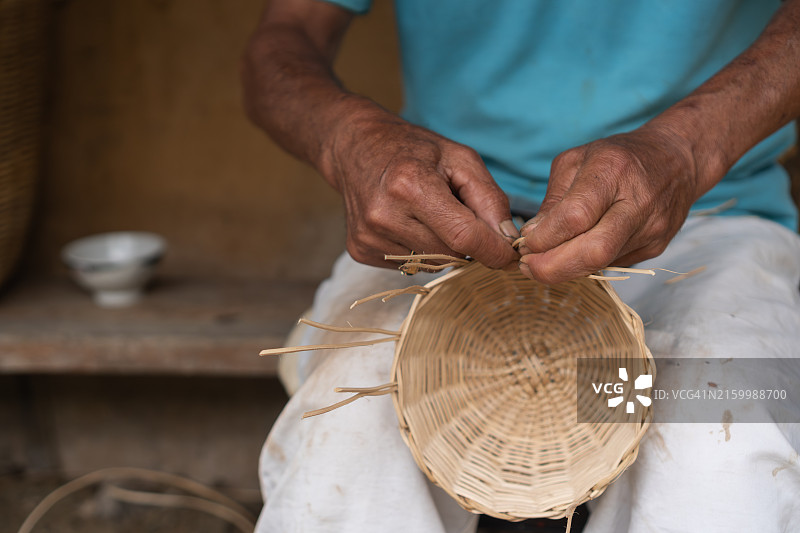 工匠编织传统篮子图片素材