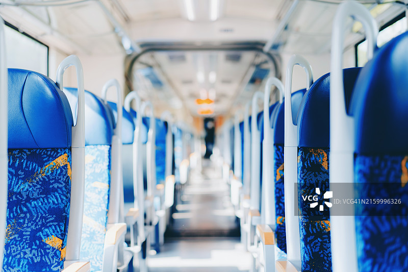德国铁路列车蓝色座椅的客车车厢走廊图片素材
