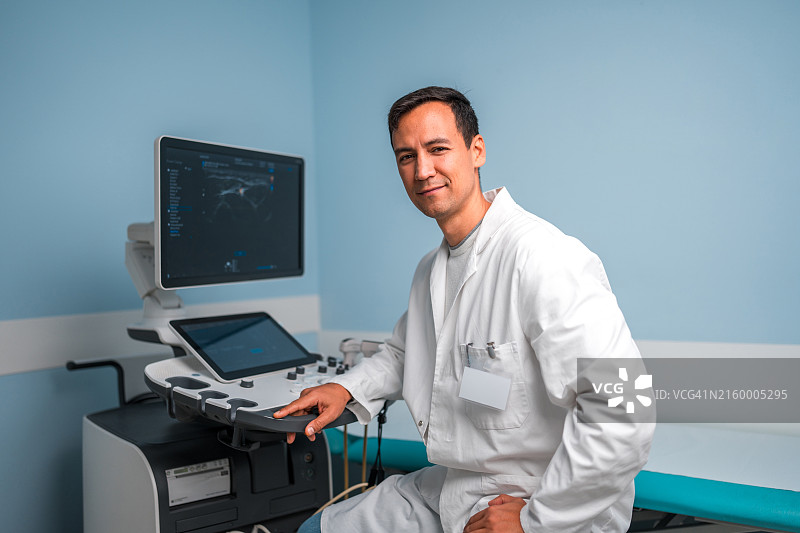 在超声办公室工作的勤奋中年亚洲男人图片素材