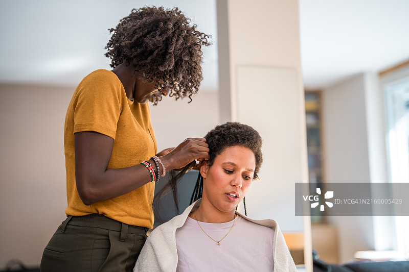 成年女性的居家编发图片素材