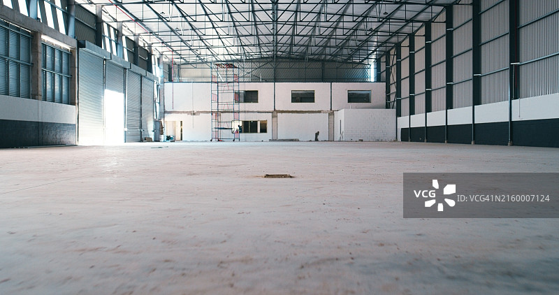 空旷的仓库和工业建筑，用于物流或供应链业务。电子商务、贸易或批发配送的仓储服务图片素材