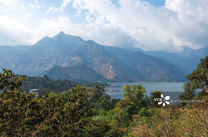 危地马拉索洛拉省，圣胡安拉拉古纳和阿蒂特兰湖的鸟瞰图图片素材
