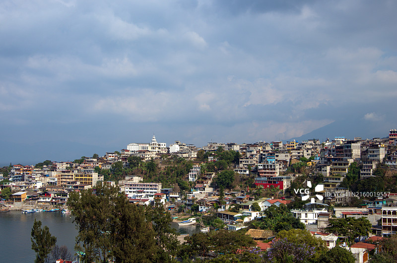 危地马拉索洛拉省阿蒂特兰湖西南岸的圣佩德罗拉拉古纳镇高空景观图片素材