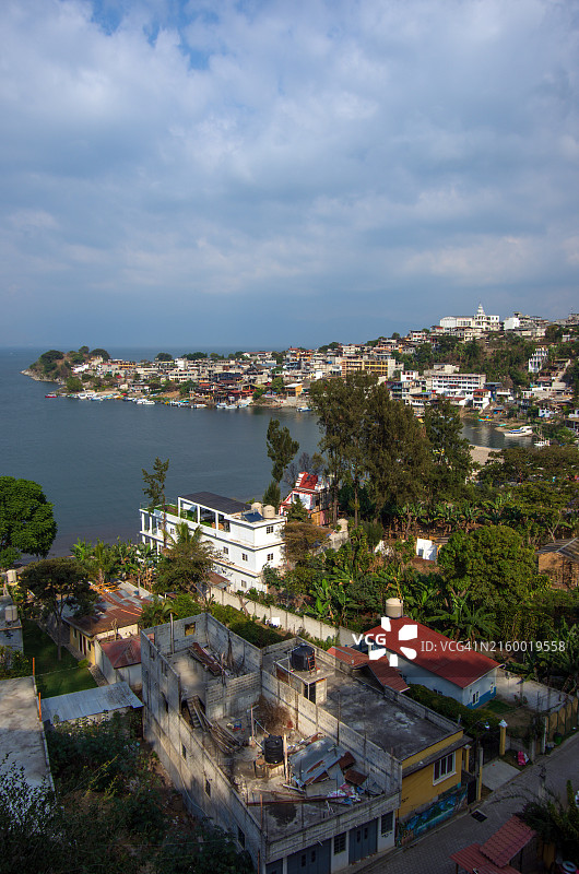 危地马拉索洛拉省阿蒂特兰湖西南岸的圣佩德罗拉拉古纳镇高空景观图片素材